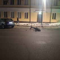 В Оренбурге автомобиль при движении задним ходом сбил электросамокатчика