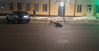 В Оренбурге автомобиль при движении задним ходом сбил электросамокатчика