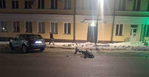 В Оренбурге автомобиль при движении задним ходом сбил электросамокатчика