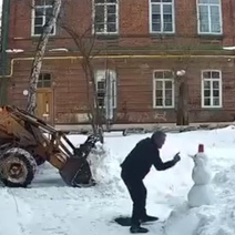 Милота дня: стало известно имя оренбуржца, спасшего снеговика от ковша экскаватора