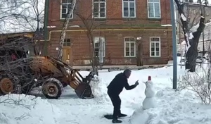 Милота дня: стало известно имя оренбуржца, спасшего снеговика от ковша экскаватора