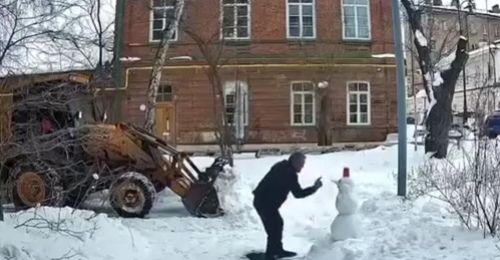 Милота дня: стало известно имя оренбуржца, спасшего снеговика от ковша экскаватора