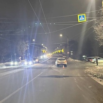 В Оренбурге пешеход переходил дорогу в неположенном месте и его сбил автомобиль