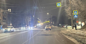 В Оренбурге пешеход переходил дорогу в неположенном месте и его сбил автомобиль