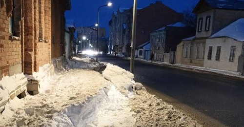 Оренбуржцы жалуются на нерасчищенный снег, колеи и кашу на дорогах 