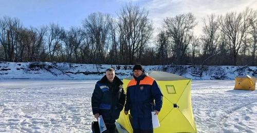 В Оренбурге любителям зимней рыбалки напомнили о важности соблюдения правил безопасности на льду