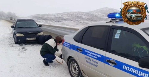 В Кувандыке полицейские помогли водителю, застрявшему в пути из-за поломки двигателя