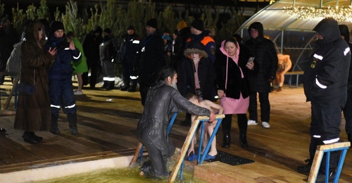 Православные оренбуржцы совершают обряд омовения в крещенских иорданях