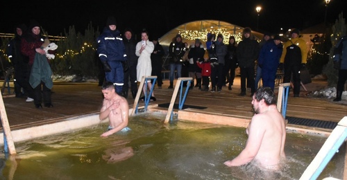 В Оренбурге более 7000 человек искупались в иорданях на Крещение