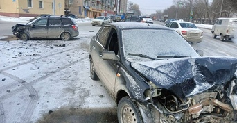 В Оренбурге дорогу не поделили два ВАЗа, пострадал пенсионер