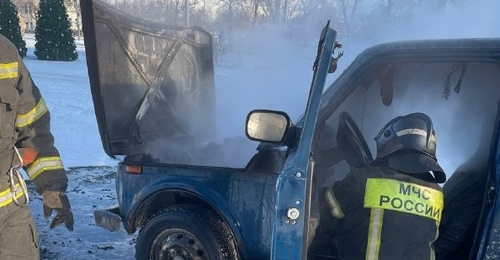 В Оренбурге загорелась Нива, припаркованная около памятника Ленину в районе Дома Советов