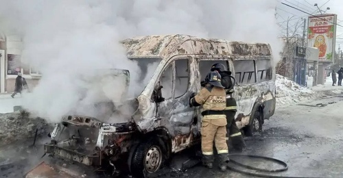 В Орске полностью выгорела пассажирская маршрутка