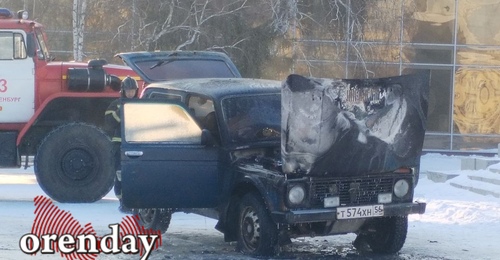 В Оренбурге загорелась Нива, припаркованная около памятника Ленину в районе Дома Советов