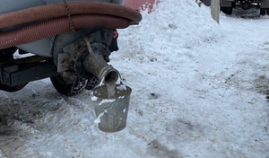 Оренбургская семья второй год живёт рядом с неисправной ассенизаторской машиной