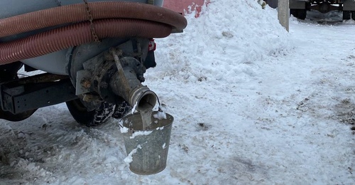 Оренбургская семья второй год живёт рядом с неисправной ассенизаторской машиной