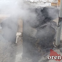 Молодые люди, провалившиеся в Оренбурге в яму с кипятком, находятся в реанимации в тяжелом состоянии