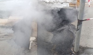 Молодые люди, провалившиеся в Оренбурге в яму с кипятком, находятся в реанимации в тяжелом состоянии