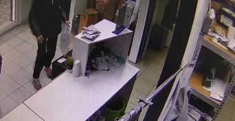 В Бугуруслане подростки обворовали пункты выдачи маркетплейсов