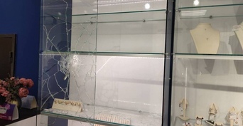 В Орске перед судом предстанет мужчина, ограбивший ювелирный салон и потерявший часть трофеев