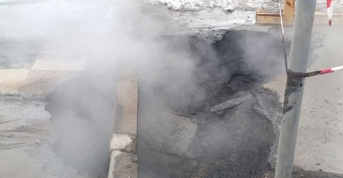 Молодые люди, провалившиеся в Оренбурге в яму с кипятком, находятся в реанимации в тяжелом состоянии