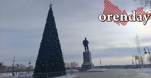 Улица Советская в Оренбурге частично пока остаётся в праздничном убранстве