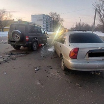 В Оренбурге на перекрестке произошло столкновение автомобилей «УАЗ Патриот» и Chevrolet
