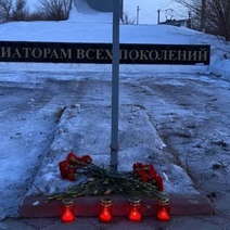 В Орске организовали временный мемориал погибшим во время тренировочного полета курсантам и пилоту-инструктору