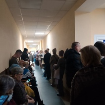 В Гае местные жители тратят жизненные ресурсы на очередь в больнице