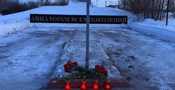 В Орске организовали временный мемориал погибшим во время тренировочного полета курсантам и пилоту-инструктору