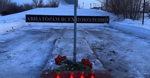 В Орске организовали временный мемориал погибшим во время тренировочного полета курсантам и пилоту-инструктору
