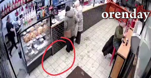 В Оренбурге родители подростка просят мужчину вернуть деньги, подобранные им с пола в кафе «Восточка»