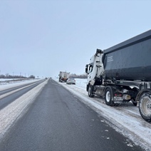 Сотрудники полиции помогли вытащить грузовик, увязший в грязи, из кювета