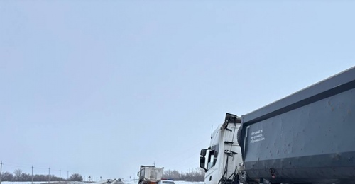 Сотрудники полиции помогли вытащить грузовик, увязший в грязи, из кювета