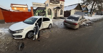 На нерегулиремом напряженном перекрестке в Оренбурге столкнулись «Лада Веста» и «Фольксваген Пассат»
