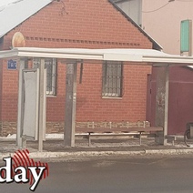 В Оренбурге более года не могут осилить ремонт остановки после наезда на нее автобуса