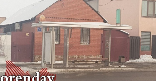 В Оренбурге более года не могут осилить ремонт остановки после наезда на нее автобуса