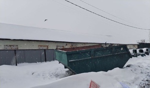 В Оренбурге после снегопада невозможно подступиться к мусорным контейнерам