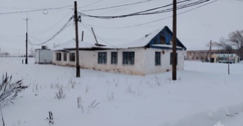 В Новосергиевском районе под гнетом снега рухнула крыша на здании почты