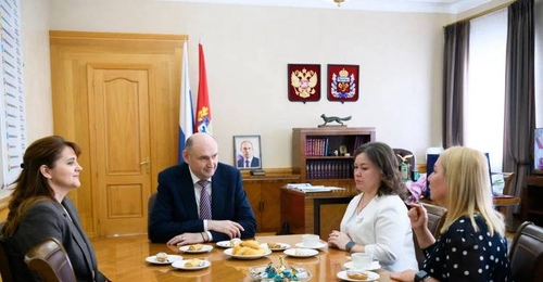 Давшие отпор вооруженному ножом мужчине воспитатели из Бугуруслана встретились с губернатором