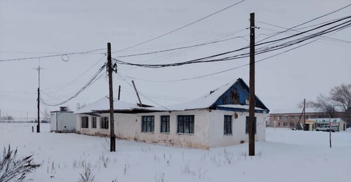 В Новосергиевском районе под гнетом снега рухнула крыша на здании почты