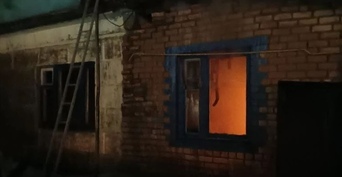 В Оренбургском районе пожар уничтожил машину, гараж и повредил дом