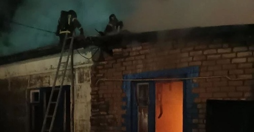 В Оренбургском районе пожар уничтожил машину, гараж и повредил дом