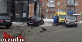 В Оренбурге на улице Карагандинской легковушка врезалась в столб