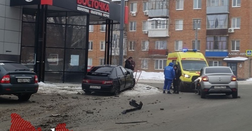 В Оренбурге на улице Карагандинской легковушка врезалась