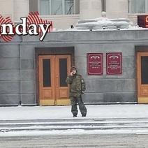 Оренбурженка вышла на пикет к Дому Советов