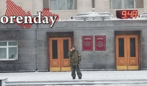 Оренбурженка вышла на пикет к Дому Советов