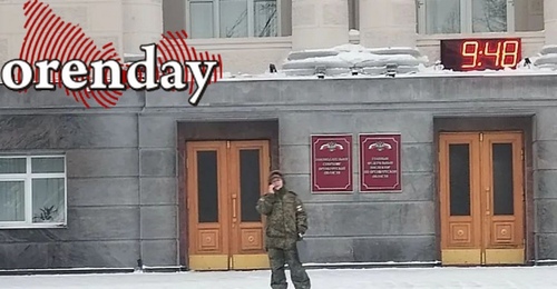 Оренбурженка вышла на пикет к Дому Советов