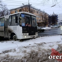 В Оренбурге автобус из-за гололеда встал поперек дороги и перекрыл движение