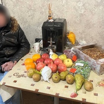 В Оренбурге мужчина обокрал ларек с фруктами и все добытое оставил на хранение у друга в холодильнике