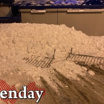 В Оренбурге прохожего едва не накрыло снежной массой, рухнувшей с крыши стадиона